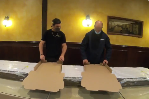 Kurir Pizza Lipat 18 Kotak dalam Waktu Semenit, Cetak Rekor Dunia?