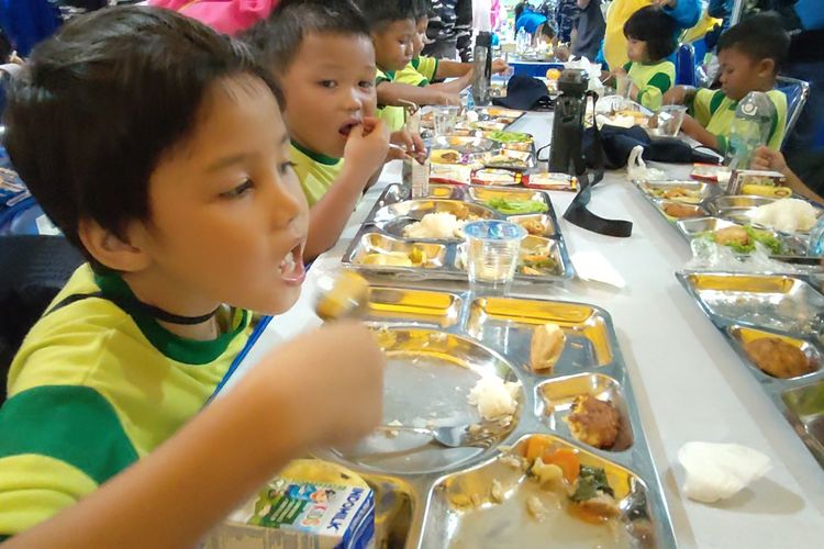 Seorang anak Pendidikan Anak Usia Dini (Paud) tengah menyantap makan bergizi gratis (MBG) di atas KRI Banda Aceh-593, Kamis (23/1/2025). Kegiatan ini dilakukan oleh Komando Lintas Laut Militer (Kolinlamil).