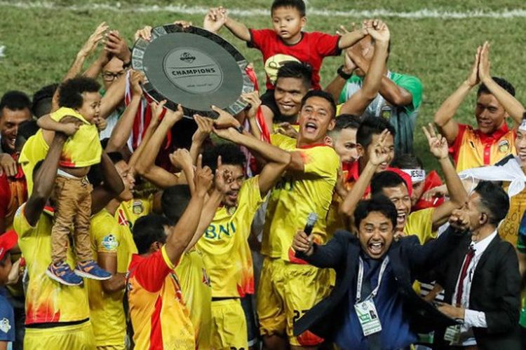 Para pemain Bhayangkara FC mengangkat trofi juara Liga 1 musim 2017 setelah mereka kalah dari Persija pada laga pekan pamungkas di Stadion Patriot, Kota Bekasi, Minggu (12/11/2017) malam.