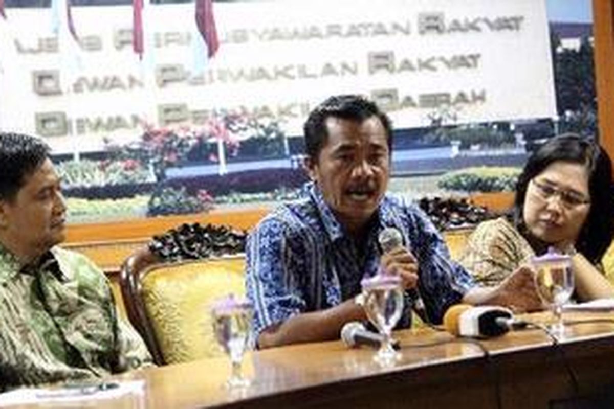Anggota Komisi III DPR (kiri ke kanan), Ahmad Yani (PPP), Pieter C Zulkifli (Demokrat), dan Eva Sundari (PDI Perjuangan) menjadi pembicara dalam diskusi bertema Tuntaskan Kasus Mafia Pajak di Ruang Wartawan, Gedung DPR, Jakarta, Kamis (13/1/2011). Para pembicara menilai tidak ada keseriusan pemerintah untuk menuntaskan kasus mafia pajak.