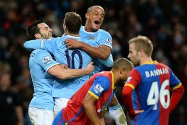 Penyerang Manchester City, Edin Dzeko, bersama dua rekannya, Alvaro Negredo dan Vincent Kompany, merayakan gol ke gawang Crystal Palace pada laga lanjutan Premier League, di Stadion Etihad, Manchester, Sabtu (28/12/2013).