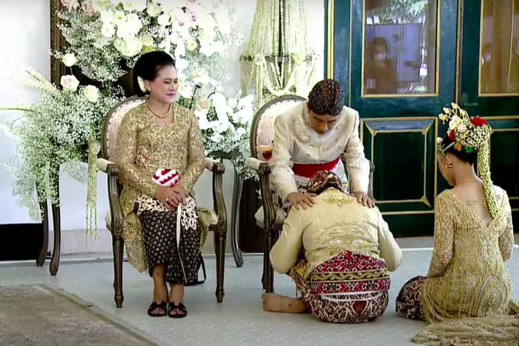 Sungkeman dalam ritual panggih pengantin di acara pernikahan Kaesang-Erina
