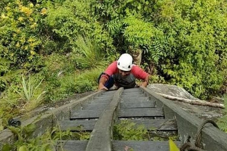Demi Pangkas Waktu Tempuh 2 Jam, Warga Pinrang Pilih Panjat Tebing 150 Meter