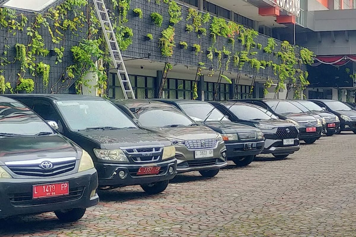Mobil dinas yang terparkir di kawasan Balai Kota Surabaya, Sabtu (15/3/2025).