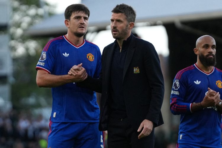 Bek Manchester United, Harry Maguire, dan pelatih kepala Michael Carrick berbincang di lapangan setelah pertandingan Liga Inggris antara Fulham dan Manchester United di Craven Cottage, London, pada 20 September 2026. Pertandingan tersebut berakhir dengan skor 1-1.