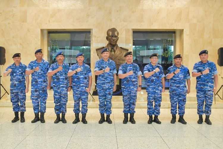 Sebanyak delapan perwira tinggi (Pati) TNI Angkatan Udara mendapat kenaikan pangkat setingkat lebih tinggi dari pangkat semula.