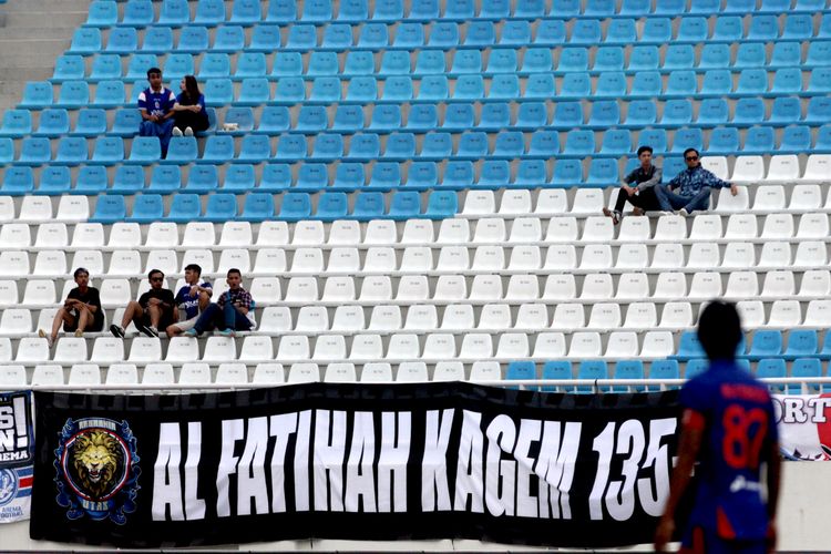Spanduk doa untuk korban meninggal Tragedi Kanjuruhan saat laga pekan ke -32 Liga 1 2024-2025 antara Arema FC vs Persik Kediri di Stadion Kanjuruhan Kepanjen, Kabupaten Malang, Minggu (11/5/2025) sore.