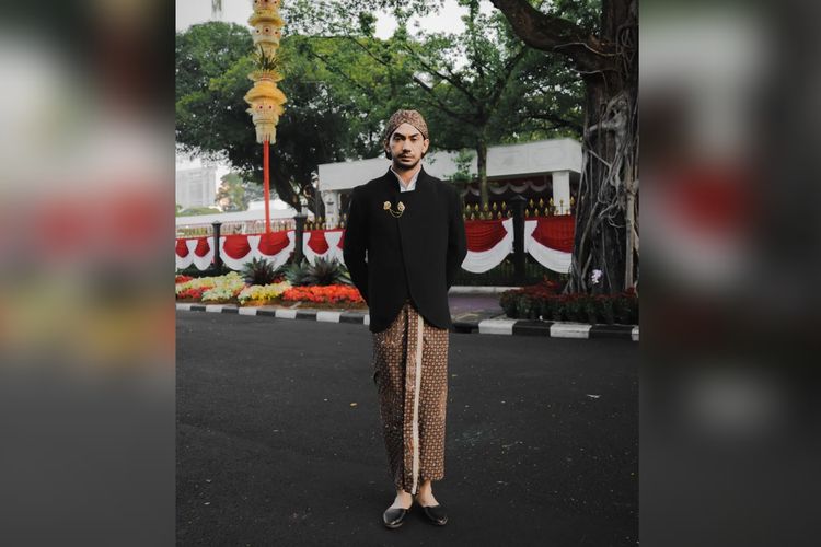 Reza Rahadian memukau publik ketika hadir di upacara HUT ke-77 RI dalam busana tradisional Jawa