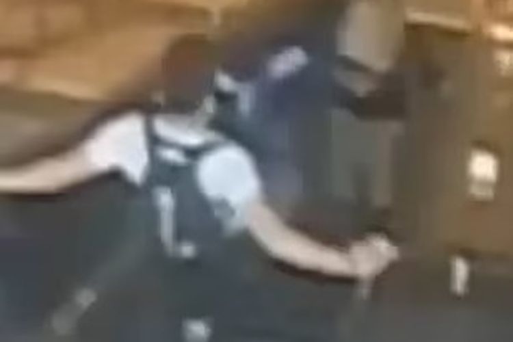 Seorang pria tendang dada seorang wanita di eskalator di stasiun kereta bawang tanah New York. [NYPD Crime Stoppers Via Daily Mail]
