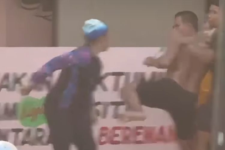 Potongan gambar pelatih  renang pria di Asahan tendang pelatih renang perempuan hingga pingsan, Jumat (2/8/2024)