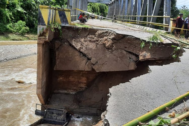 Kondisi Jembatan Penggung Kampung Dotir dan Ibukota Wasior 