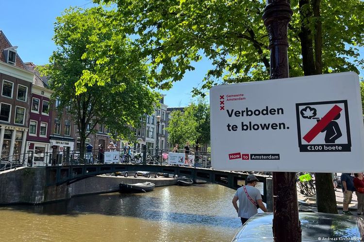 Larangan merokok di pusat kota Amsterdam dengan ancaman sanksi denda 100 euro.