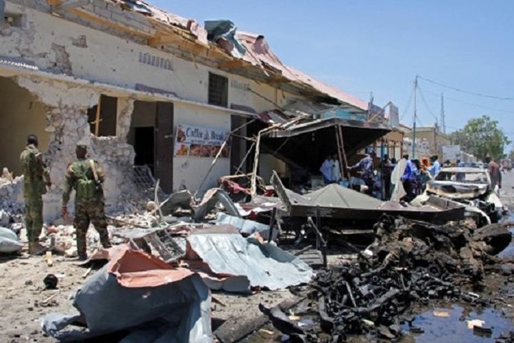 Pasukan keamanan Somalia mendatangi lokasi ledakan bom di sebuah restoran di Mogadishu, ibu kota pada Rabu (6/4/2017). Serangan bunuh diri terbaru melanda kamp militer, Senin (10/4/2017).