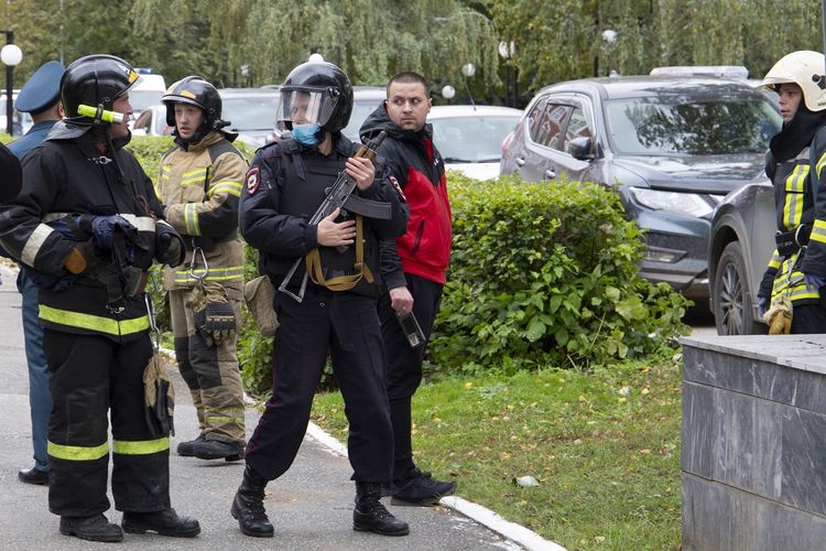 Pasukan keamanan dan pemadam kebakaran berkumpul di Universitas Negeri Perm di Perm, sekitar 1.000 km dari Moskwa, Rusia, pada Senin 20 September 2021. Seorang pria bersenjata memasuki kampus dan menembaki orang-orang, dengan enam orang dilaporkan tewas.