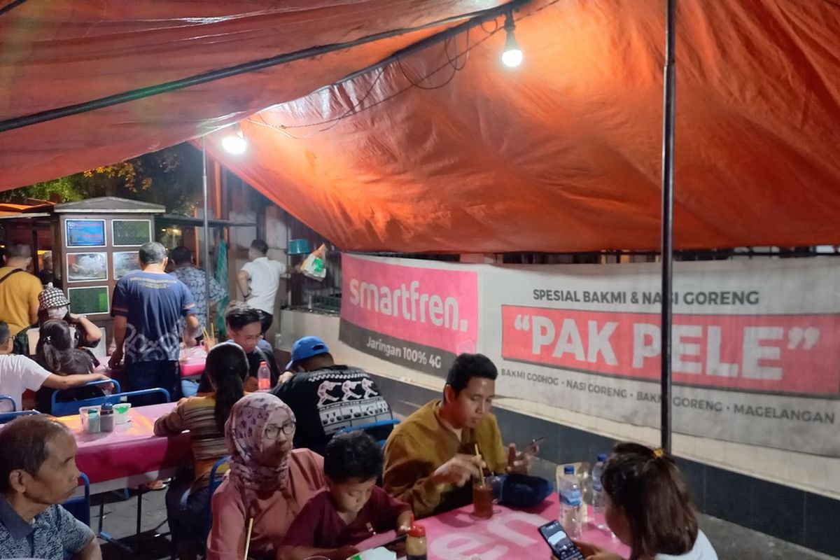 Suasana warung bakmi Pak Pele setelah kunjungan Presiden Joko Widodo, Kamis (1/6/2023)
