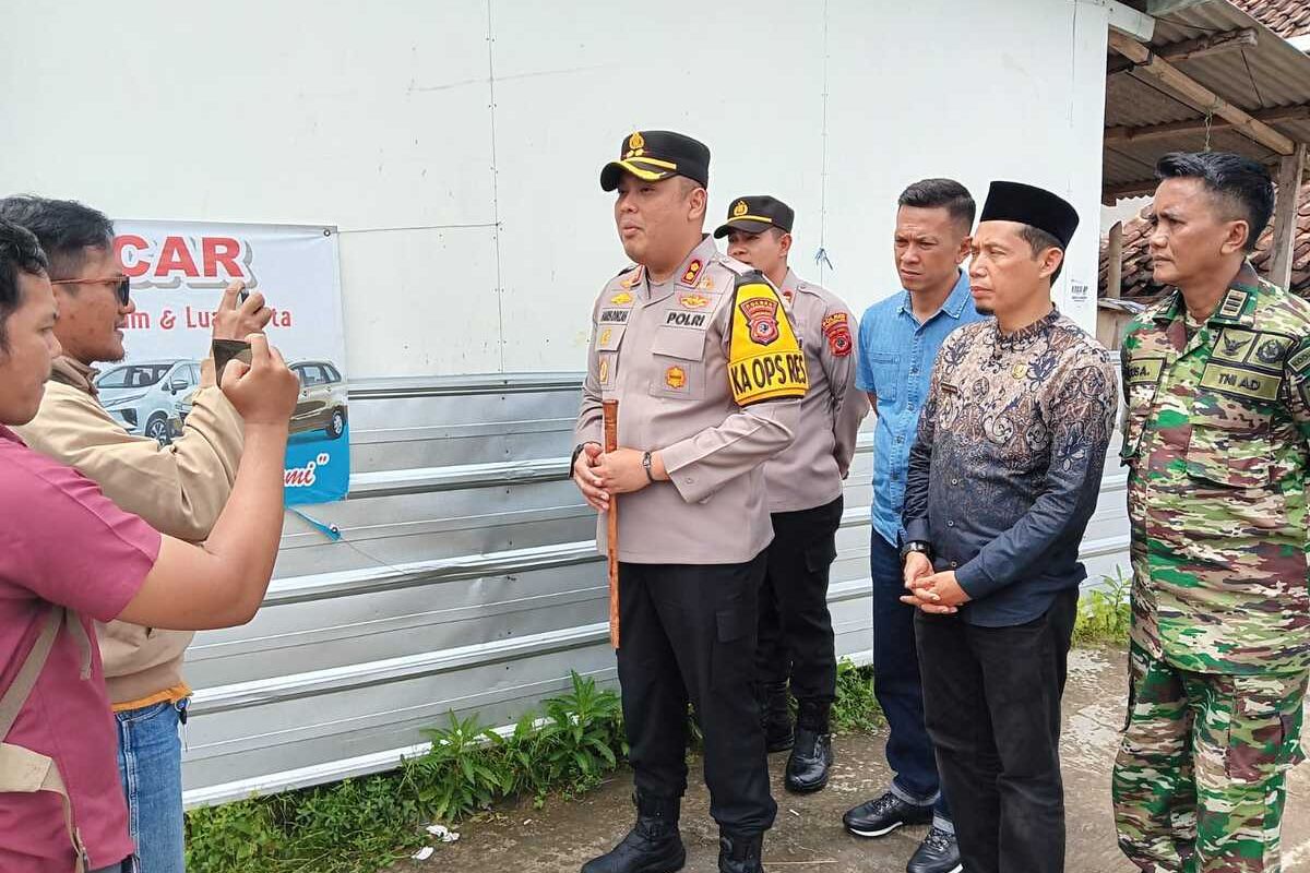 Kepala Polres Tasikmalaya, Jawa Barat, AKBP Haris Dinzah, sedang diwawancara di lokasi kejadian penangkapan teroris bersama TNI dan unsur pemerintahan pada Jumat (27/12/2024) pagi.