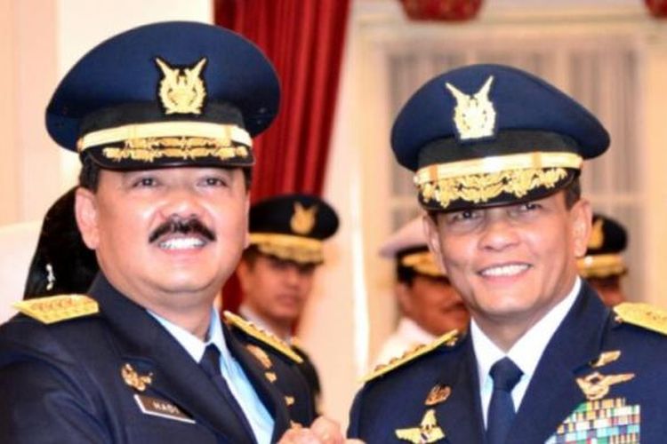 Kepala Staf TNI Angkatan Udara yang baru, Marsekal Hadi Tjahjanto berpose bersama pendahulunya, Marsekal Agus Supriatna usai pelantikan di Istana Negara, Rabu (18/1/2017).