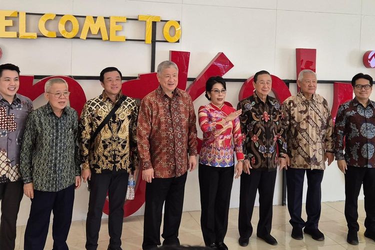 Managing Director Sinar Mas Ferry Salman (kanan) saat peresmian Bandara Singkawang yang dilakukan Presiden Joko Widodo (Jokowi) di Kota Singkawang, Kalimantan Barat, Rabu (20/3/2024).