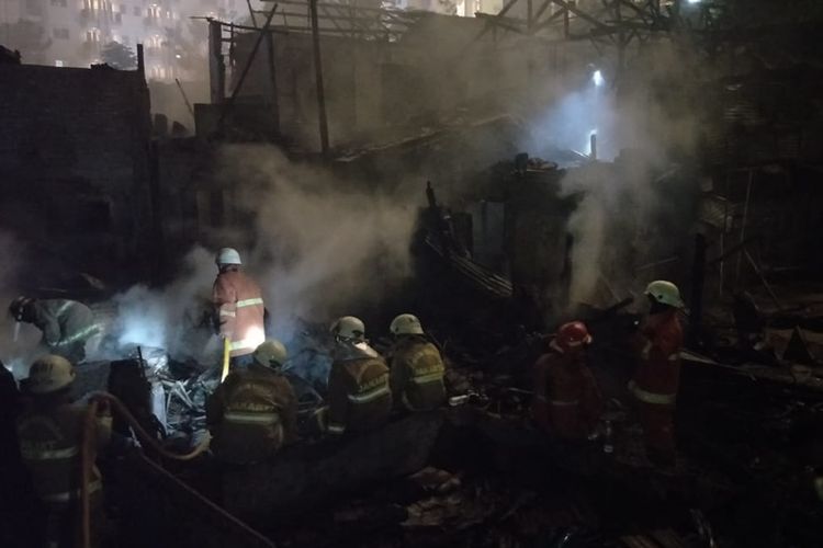 Sejumlah petugas pemadam kebakaran tengah memadamkan api yang membakar 20 rumah di Kampung Dalam, Jalan MT Haryono, RT 04 dan 05, Kelurahan Cawang, Kecamatan Kramat Jati, Jakarta Timur, Rabu (9/10/2019).