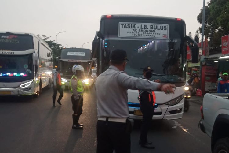 Sebanyak 10 bus antarkota antarprovinsi (AKAP) ditindak petugas Dinas Perhubungan DKI akibat menaikkan penumpang di terminal bayangan di Jakarta Timur, Rabu (11/5/2022).