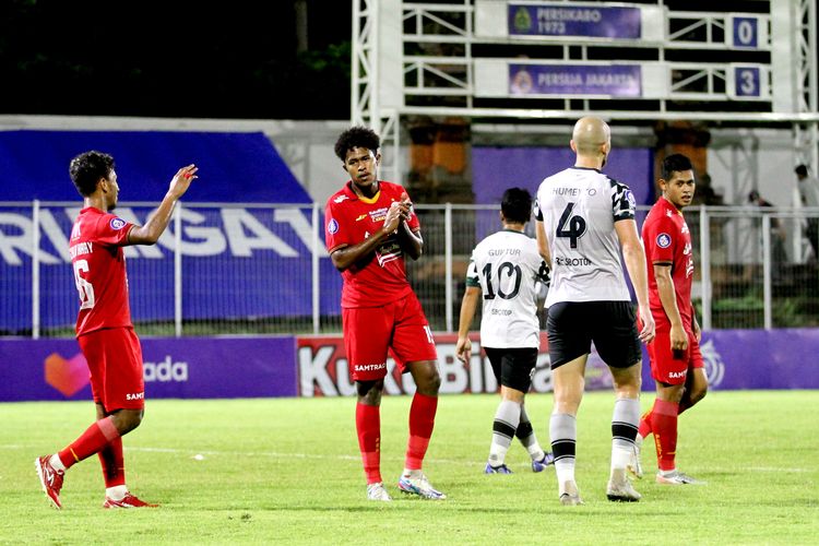 Pemain Persija Jakarta Braif Fatari (tengah) seusai mencetak gol keempat ke gawang Persikabo 1973 saat pertandingan pekan 31 Liga 1 2021-2022 yang berakhir dengan skor 0-4 di Stadion Kompyang Sujana Denpasar, Monggu (13/3/2022) malam.