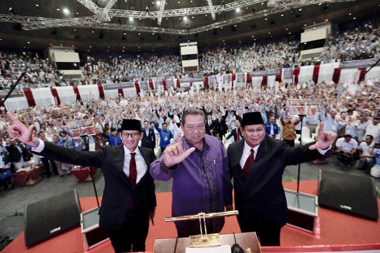 Pasangan calon presiden dan wakil presiden nomor urut 02 Prabowo Subianto-Sandiaga Uno bersama Ketua Umum Partai Demokrat Susilo Bambang Yudhoyono di JCC Senayan, Jakarta, Selasa (15/1/2019).