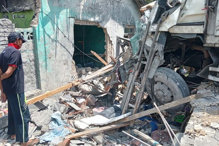 Seorang warga sedang memperhatikan kondisi truk tronton yang ringsek usai menabrak rumah warga hingga ambruk di jalur Gekbrong, Kabupaten Cianjur, Jawa Barat, Kamis (21/12/2023). Dalam kecelakaan itu, dua orang meninggal dan sembilan orang luka.