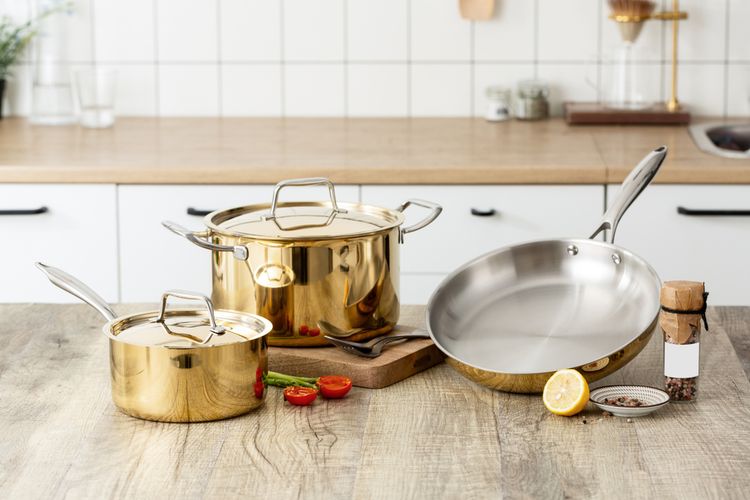 Ilustrasi peralatan masak stainless steel.