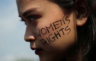 Hari Perempuan Internasional 2019 diperingati perempuan dari sejumlah organisasi dengan berunjuk rasa di Taman Aspirasi, di depan Istana Merdeka, Jakarta, Jumat (8/3/2019). Mereka antara lain mendesak agar disahkannya RUU Penghapusan Kekerasan Seksual, perlindungan terhadap pekerja perempuan, dan perlakuan yang setara.