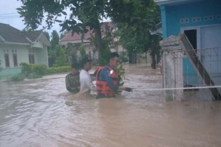 Satgas tengah mengevakuasi warga Cilamaya Wetan yang rumahnya teredam banjir, Jumat (10/1/2020).