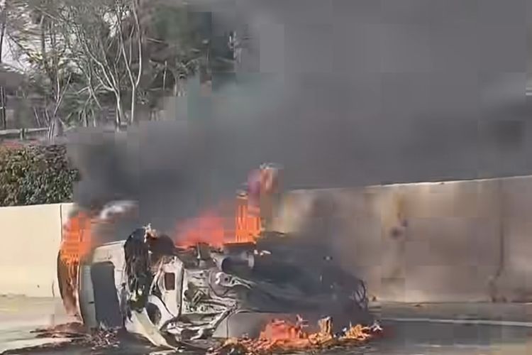 Diduga Hilang Kendali, Mobil Subaru Tabrak Truk hingga Terbakar di Tol Serpong-Cinere