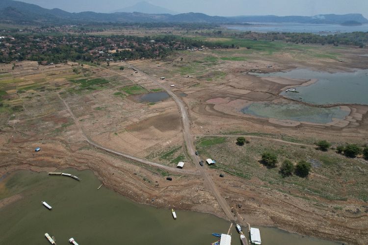 Pada musim kemarau panjang tahun 2023 ini, air Waduk Jatigede di Sumedang, Jabar surut mencapai 49 persen. AAM AMINULLAH/