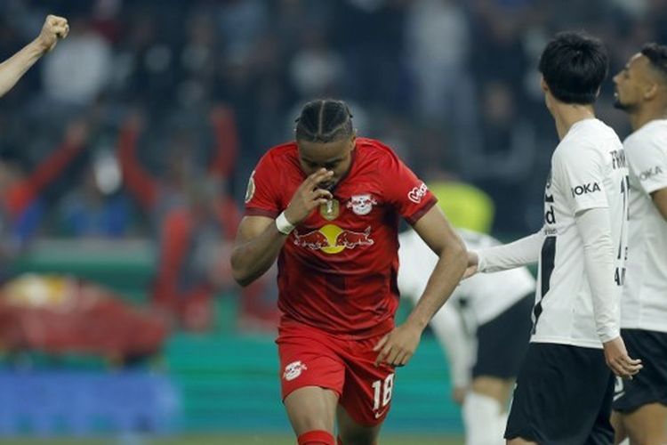 Penyerang RB Leipzig, Christopher Nkunku (tengah), merayakan gol ke gawang Eintracht Frankfurt dalam partai final DFB Pokal 2022-2023 yang digelar di Olympiastadion, Berlin, pada Sabtu (3/6/2023) malam waktu setempat. RB Leipzig menjadi juara DFB Pokal 2022-2023 usai mengalahkan Eintracht Frankfurt 2-0. (Foto oleh ODD ANDERSEN/AFP)