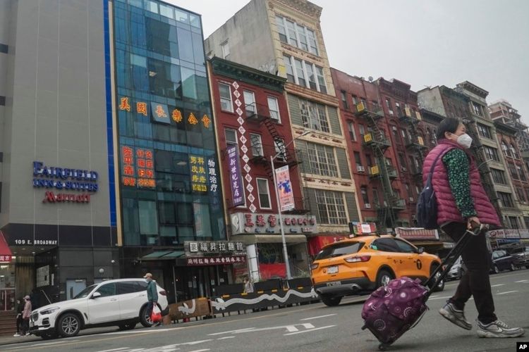 Gedung enam lantai dengan tembok kaca di kawasan Chinatown kota New York, dipercaya sebagai kantor polisi luar negeri China.