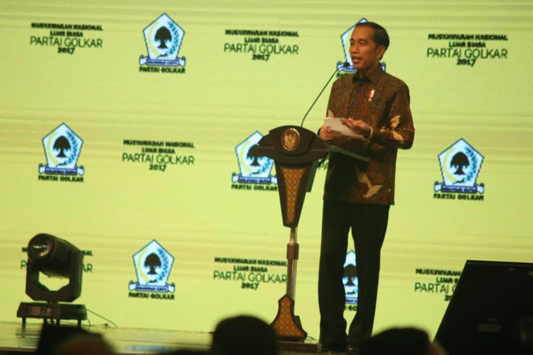 Presiden Republik Indonesia Joko Widodo (tengah) memberikan sambutan saat acara Musyawarah Nasional Luar Biasa (Munaslub) Partai Golkar di JCC, Senayan, Jakarta, Senin (18/12/2017). Munaslub ini dilakukan untuk memilih ketua umum baru Partai Golkar yaitu Airlangga Hartarto untuk menggantikan Setya Novanto yang menjadi tersangka kasus pidana korupsi KTP elektronik.