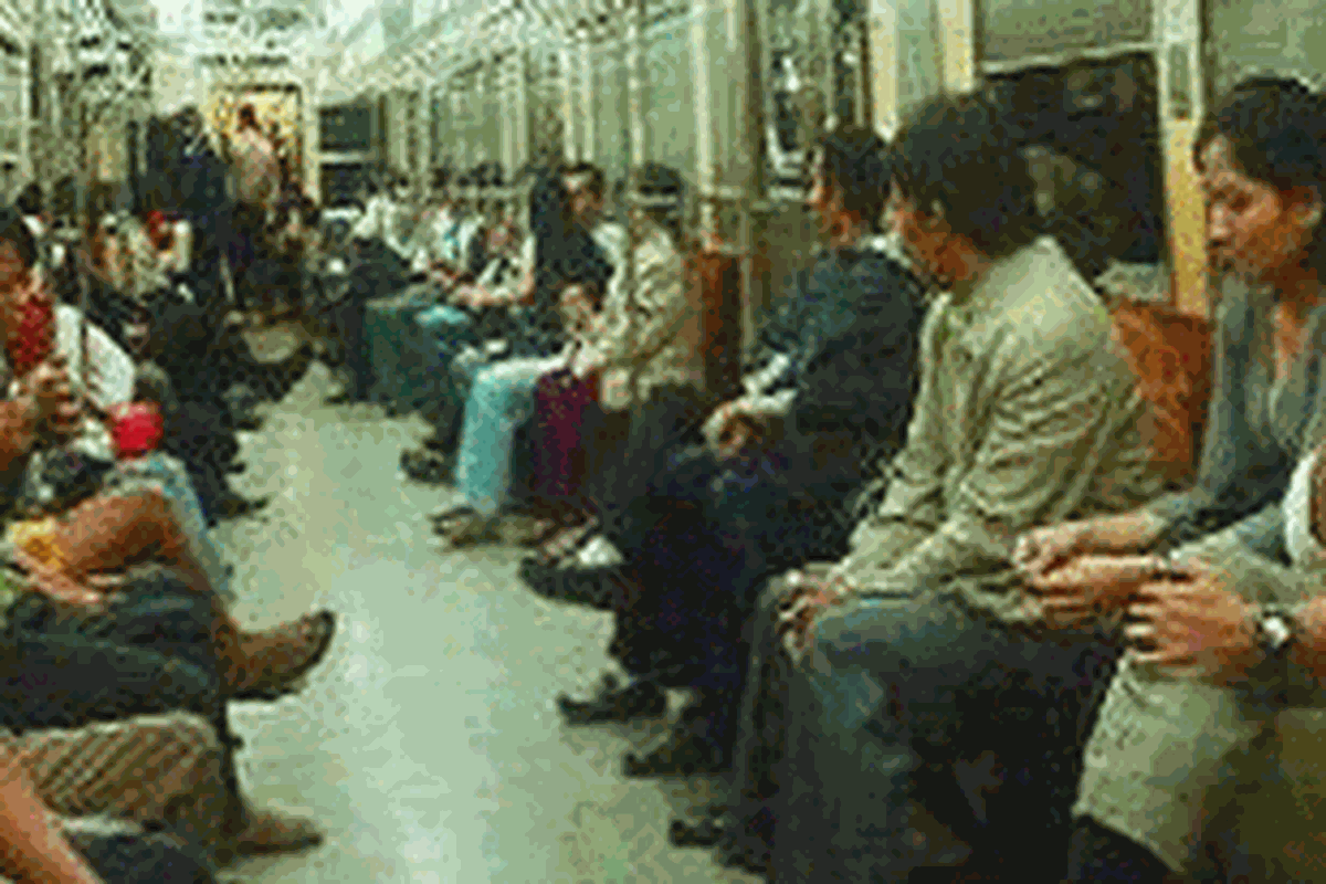 Ilustrasi: Suasana di dalam KRL