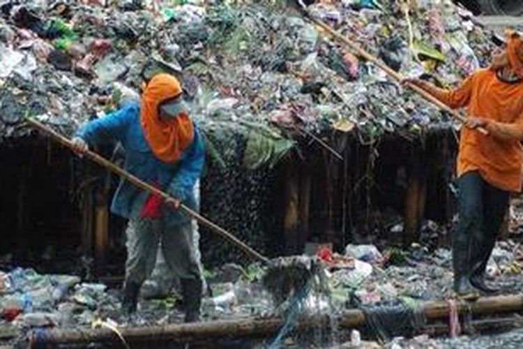 Ilustrasi. Pemulung mengambil sampah yang menumpuk di Kali Sunter, Kemayoran, Jakarta Utara, Senin (4/10/2010). Kali Sunter merupakan salah satu kali yang mengalir menuju Banjir Kanal Timur. Namun pada kenyataannya aliran kerap tidak lancar karena tersumbat oleh sampah yang menumpuk, sehingga air tetap meluap.