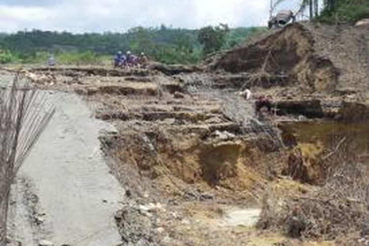 Waduk yang baru dibangun di Desa Bangkes, Kecamatan Kadur, ambruk diterjang hujan, Selasa (10/12/2013).