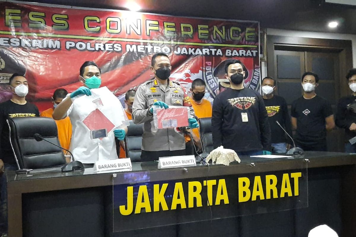 Konferensi pers penangkapan lima orang pelaku begal di Cengkareng pada Selasa (2/2/2021).