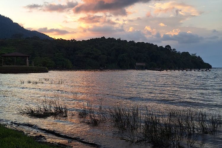 Danau Matano, danau purba terdalam di Indonesia yang menjadi sumber air dan ekosistem vital bagi warga Sorowako.