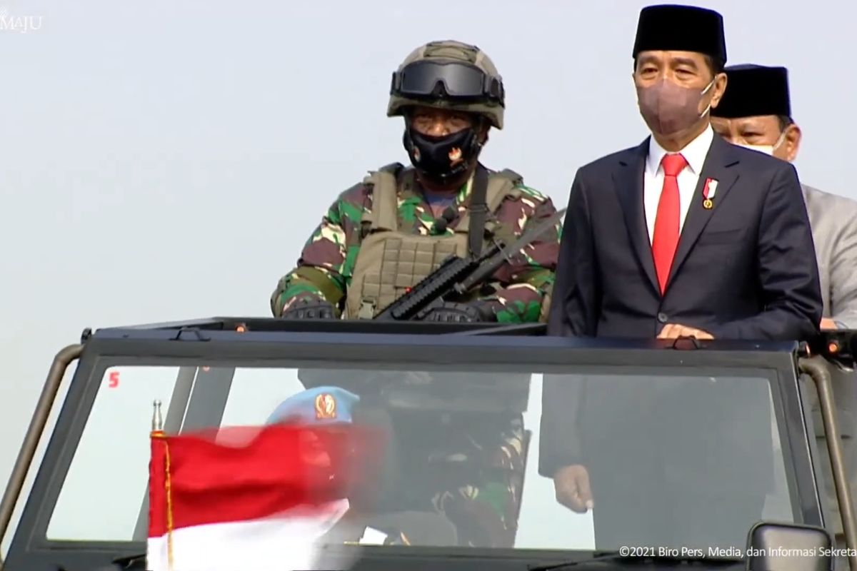 Foto tangkapan layar YouTube Sekretariat Presiden: Presiden Joko Widodo didampingi Menteri Pertahanan Prabowo Subianto menghadiri upacara penetapan komponen cadangan di Pusdiklatpassus, Bandung Barat, Kamis (7/10/2021). 