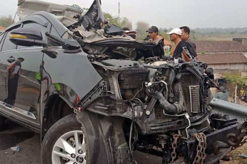 Kronologi Innova Tabrak Truk hingga Menewaskan 5 Orang di Tol Sumo