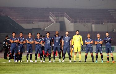 Skuad pemain Arema FC pada pertandingan pekan 10 Liga 1 2021-2022 melawan Madura United yang berakhir dengan skor 1-2 di Stadion Sultan Agung Bantul, Senin (1/11/2021) malam.