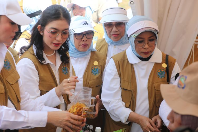 Penasihat I Dharma Wanita Kementerian Sosial Fatma Saifullah Yusuf dan istri Wakil Presiden Gibran Rakabuming Raka Selvi Ananda  menghadiri Aksi Bersih Mangrove dalam rangka peringatan Hari Peduli Sampah Nasional (HPSN) di Muara Gembong, Bekasi, Jawa Barat. 
