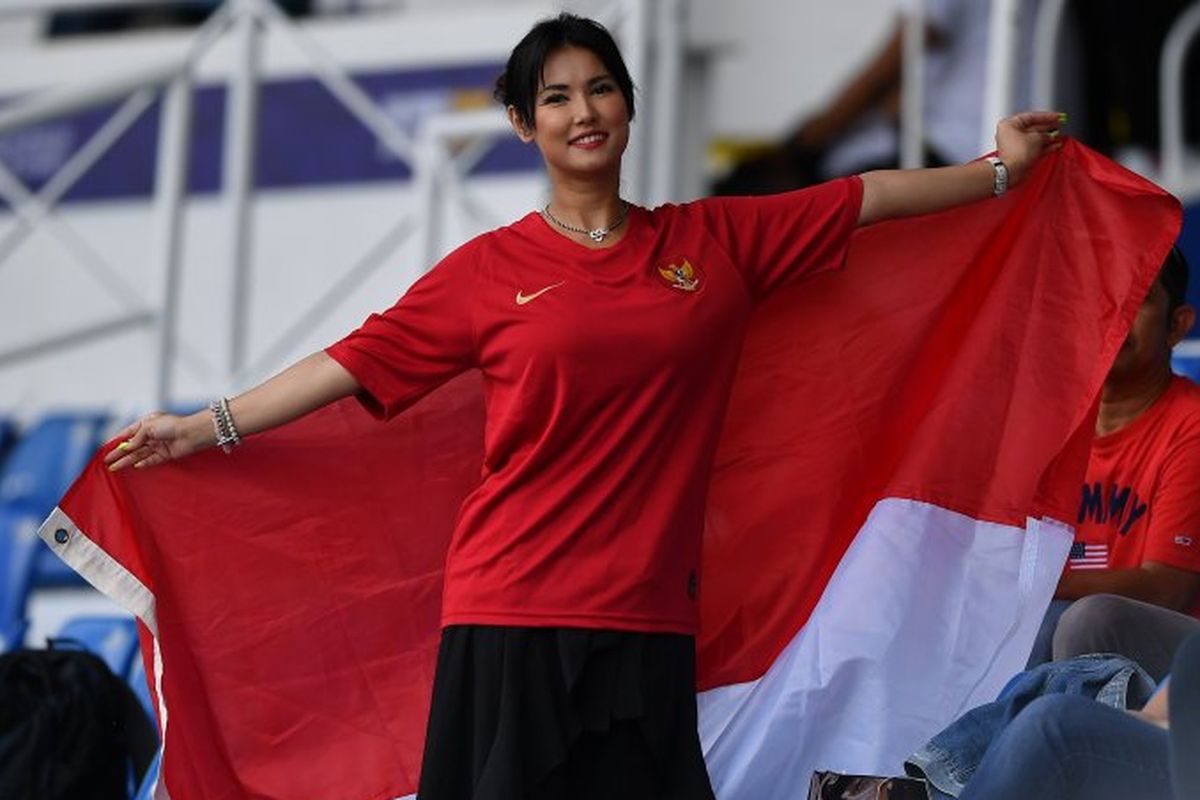 Maria Ozawa menonton pertandingan Grup B SEA Games 2019 antara Timnas U-22 Indonesia melawan Timnas U-22 Thailand di Stadion Rizal Memorial, Manila, Filipina, Selasa (26/11/2019). 