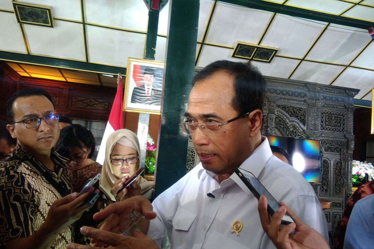 Menteri Perhubungan Budi Karya Sumadi di Bangsal Sewoko Projo, Wonosari, Gunungkidul Sabtu (12/8/2017)