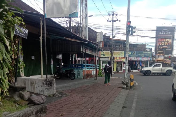 Pengemis terlihat di salah stau ruas jalan, kawasan Badung, Bali.