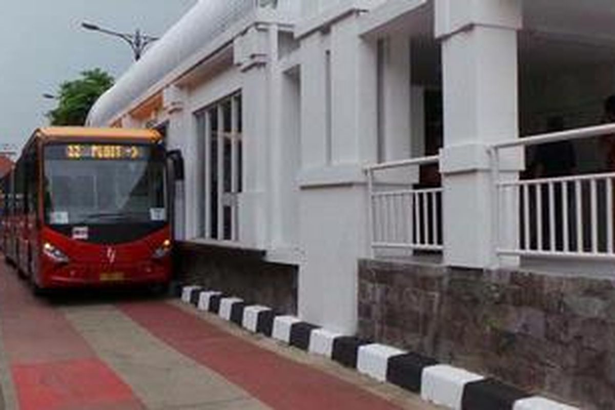 Bus Transjakarta di Koridor XII selter Museum Fatahillah,  Kamis (14/2/2013).