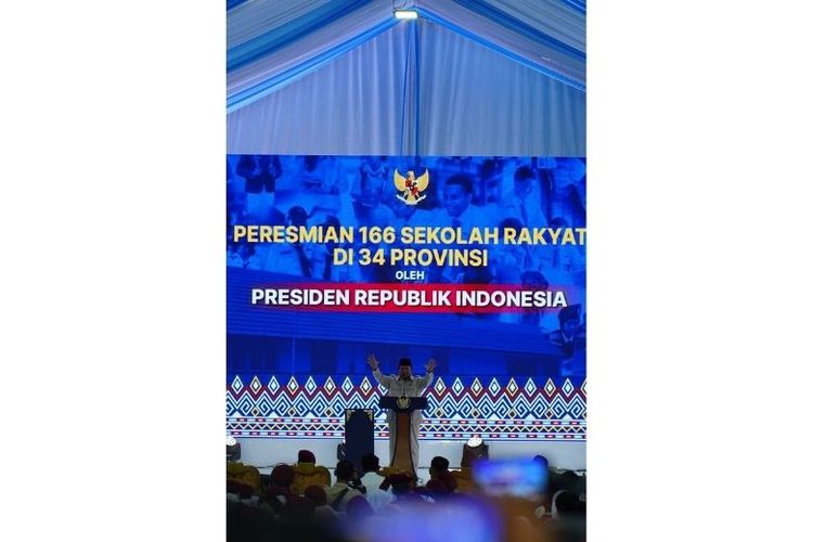 Presiden Prabowo Subianto pada kegiatan peresmian Sekolah Rakyat Terintegrasi 9 Banjarbaru, Kalimantan Selatan, Senin (12/1/2026). 