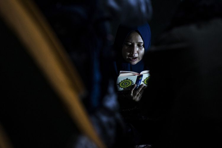 Warga membaca Al Quran di dalam tenda saat beriktikaf di Masjid Raya Habiburahman, Bandung, Jawa Barat, Selasa (5/6/2018). Kegiatan iktikaf di masjid ini sudah berlangsung sejak 1998, akan tetapi iktikaf dengan mendirikan tenda baru ada pada 2011 hingga saat ini.